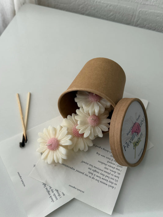 Pink Floating Daisy Kerzen